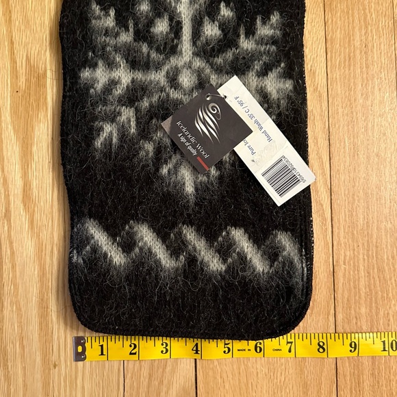 Icelandic Wool Scarf, Black and White, New With Tags - Picture 5 of 6